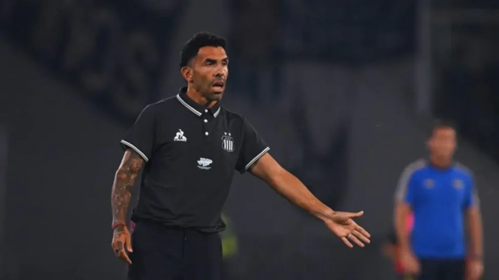 Carlos Tevez meninggalkan klubnya